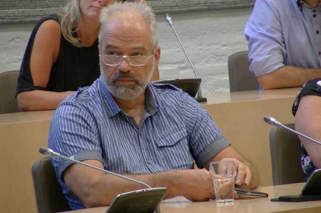 Joop Weenk tijdens de bijeenkomst in het gemeentehuis.