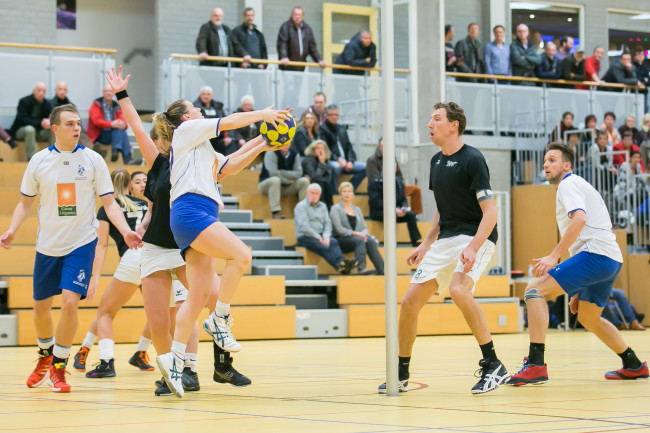 Korfballers Wit-Blauw in zwaar weer