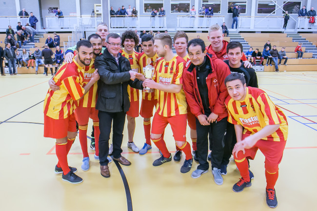 Go-Ahead prolongeert titel bij Kamper Zaalvoetbal Kampioenschap
