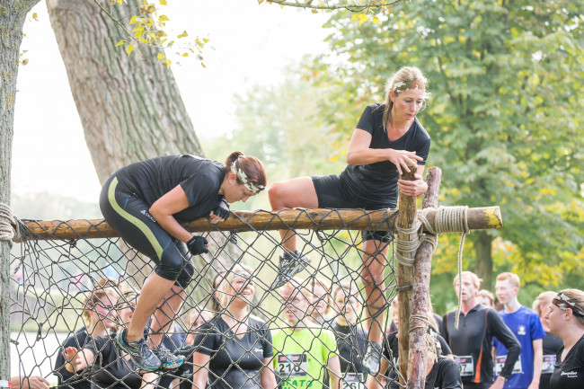 Hardlopers genieten van Obstacle Run