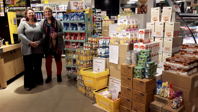 Evelien Hermans en Carien van Geest van de voedselbank bij de Jumbo.