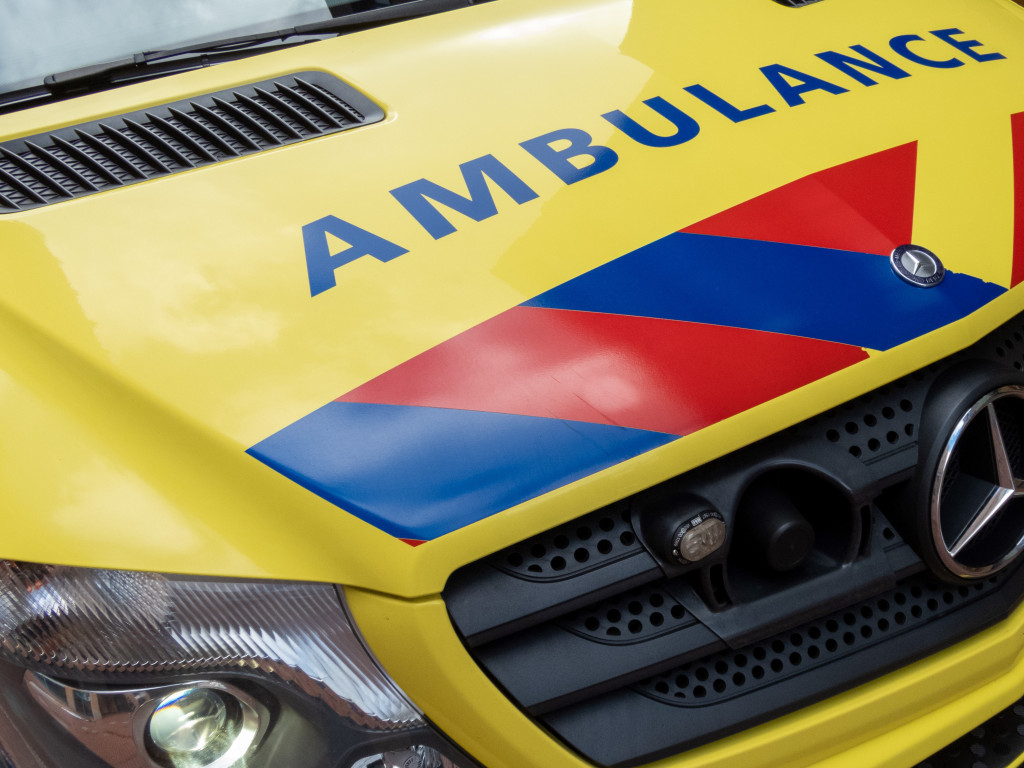 Frontale botsing scooter en fietser op Knardijk