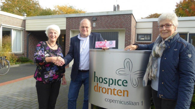 De overhandiging van de cheque