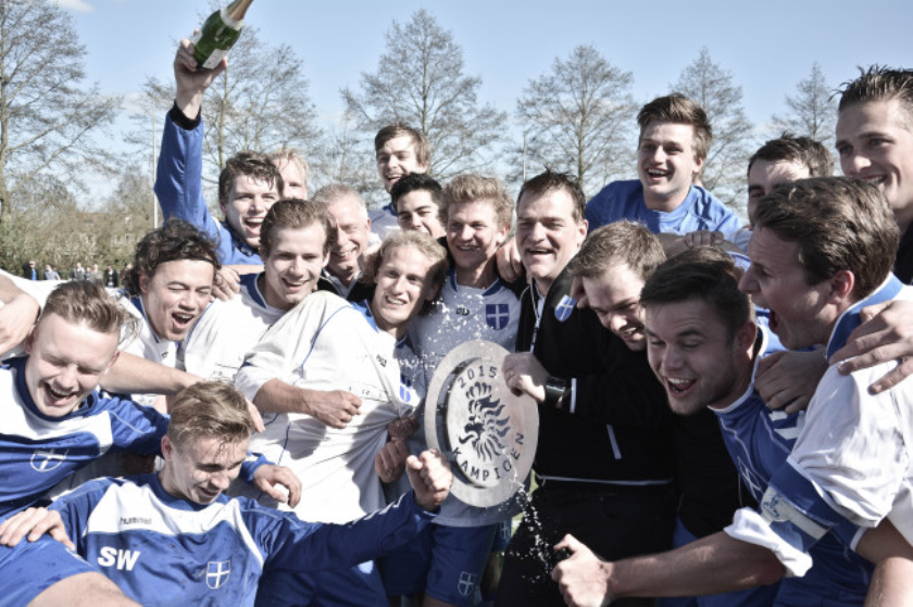 Egbert Kragt, met de schaal in zijn handen, vierde twee kampioenschappen op rij met ZAC