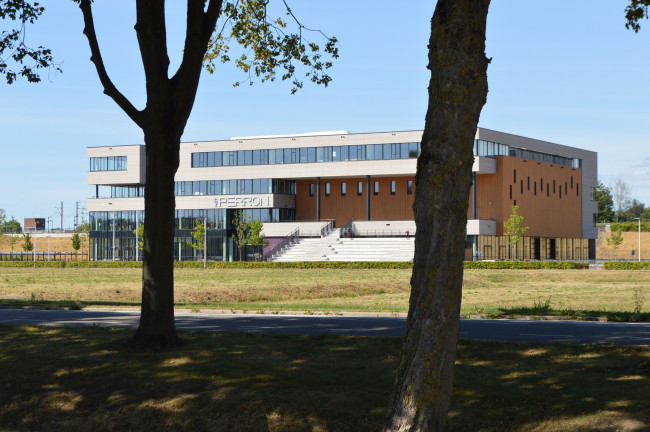 Plan voor praktijkschool met daarboven 60 woningen direct aan het stationsplein in Dronten