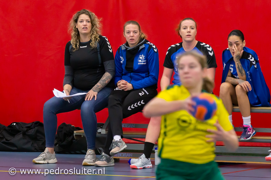 Taylor Onderberg links op de bank bij de handbalsters, https://brugnieuws.nl/uploads/f689a898925bc7dce7fa5939b3d1b5f7e8da0c26.jpg