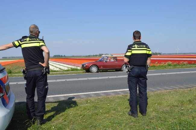  Politie bij de tulpenvelden langs de Elburgerweg. 