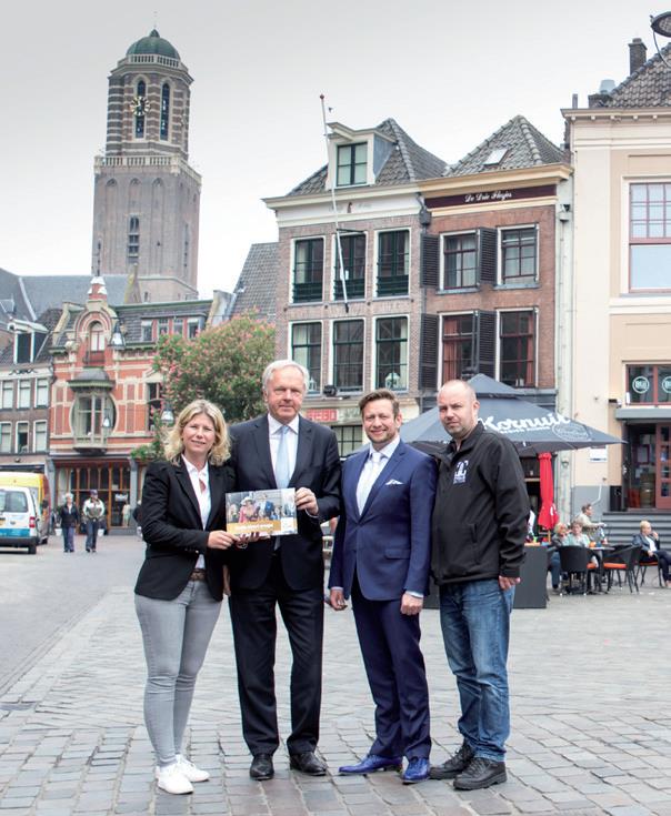 Burgemeester ontvangt eerste exemplaar 'Zwolle kleurt oranje!'