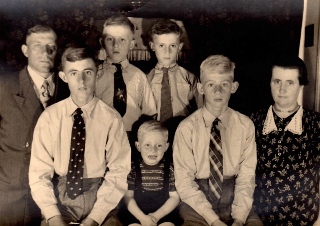 Omstreeks 1953, Groenestraat 120 - Vader Hendrik, Piet, Derk, Gerrit, Gerard, Harm, moeder Aaltje.