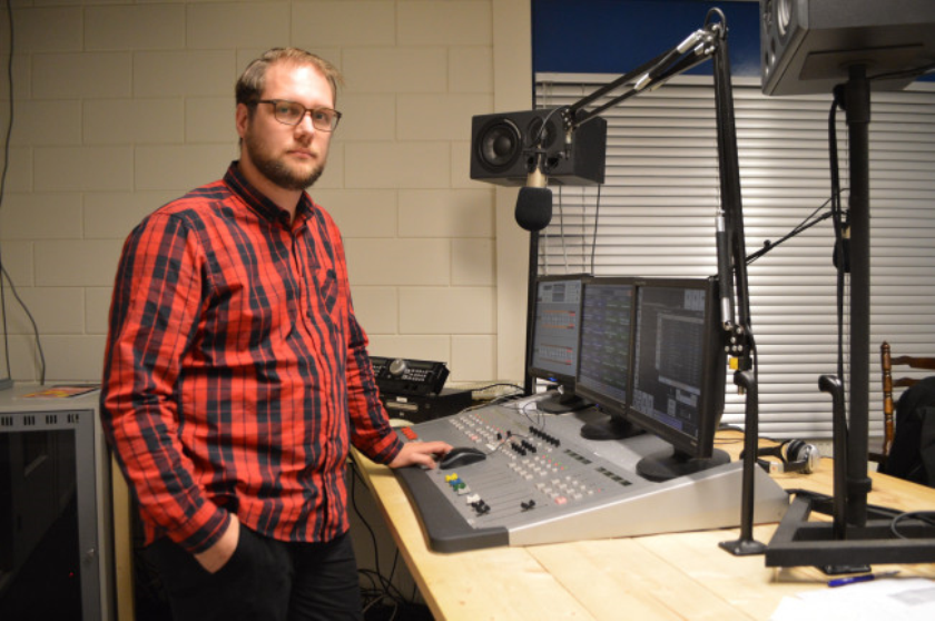 Gerwin van der Kamp in de studio van RTV8.