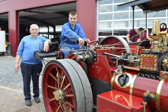 Rien en Sam van Osch bij de zelfgebouwde tractor.