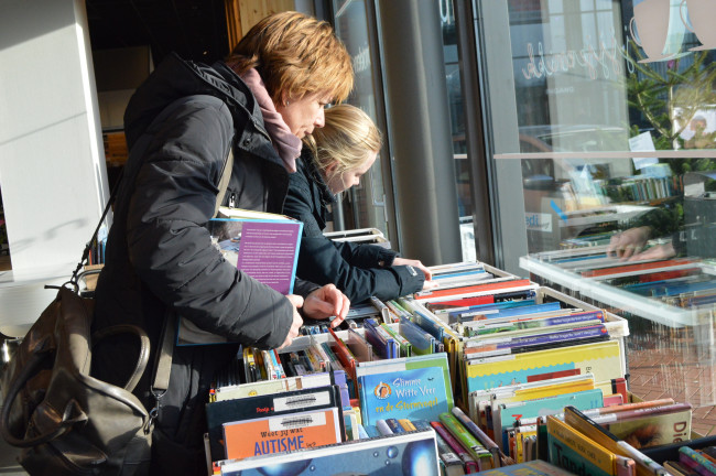 Boekenverkoop in bibliotheek Dronten.
