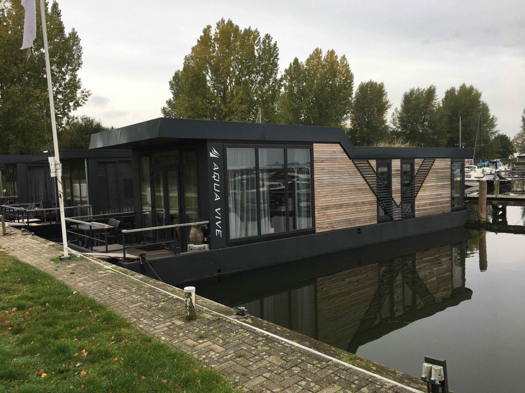 De eerste woonarken liggen al aan het Veluwemeer.