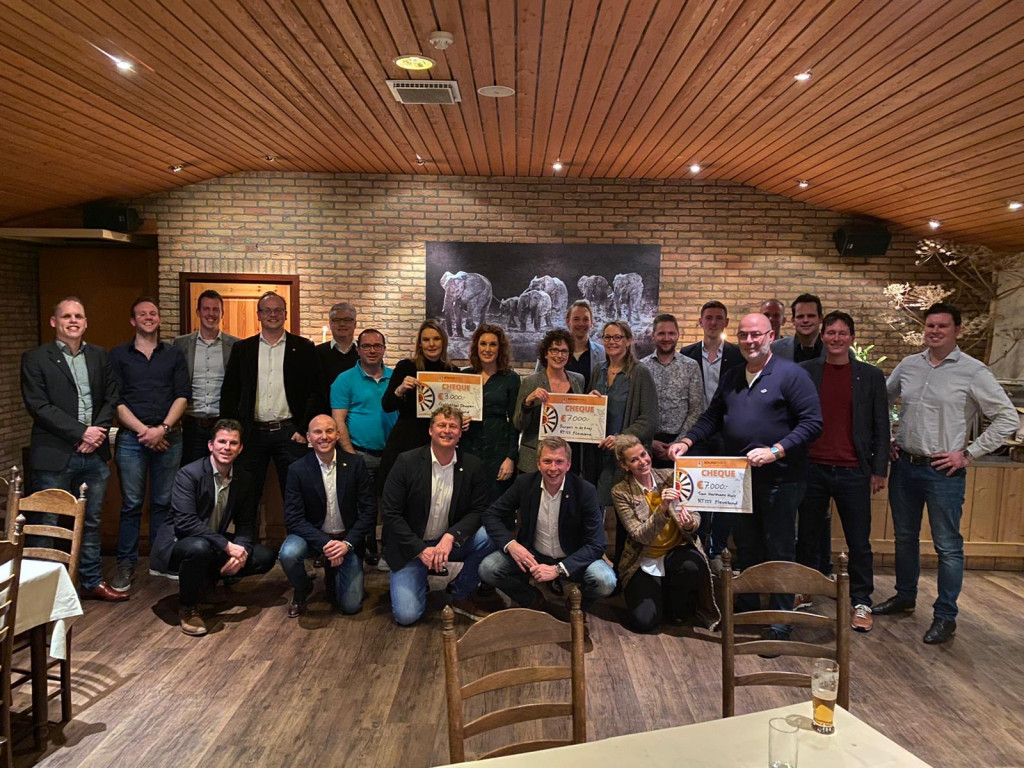 Tafelronde 122 Flevoland reikt cheques uit
