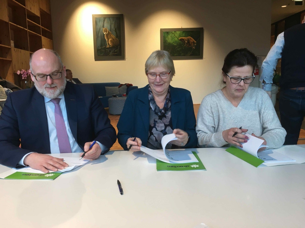 Peter van Bergen, Truus Sweringa en Claudia van Loveren ondertekenen de afspraken.