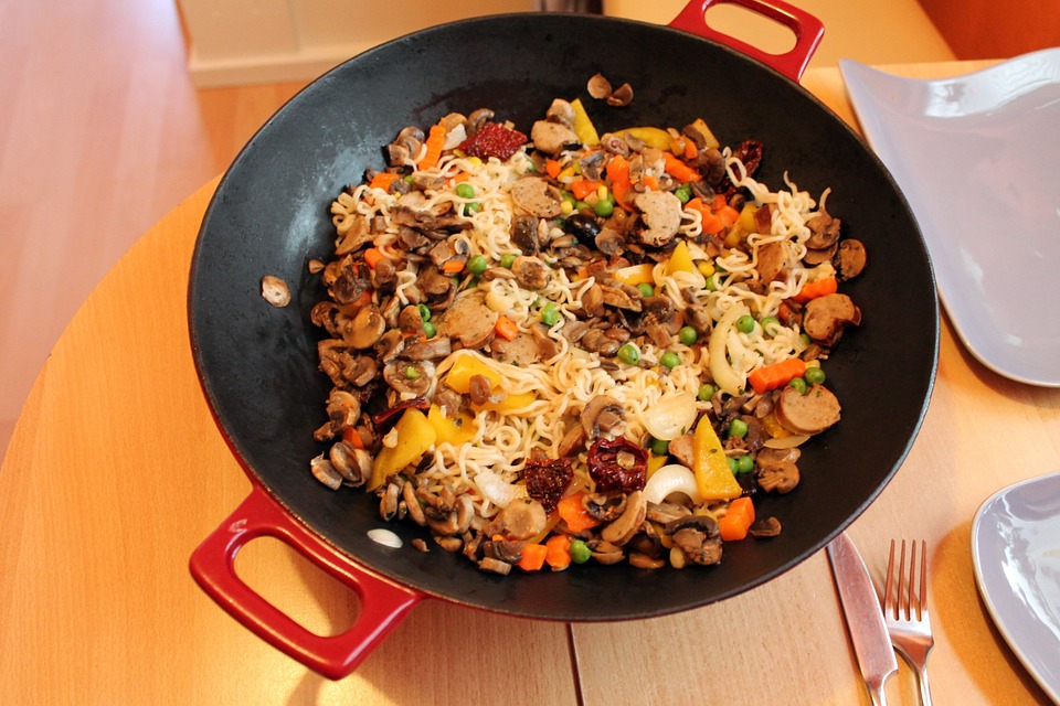 Zeewoldenaren maken met een paella pan op een vuurschaal heerlijke gerechten