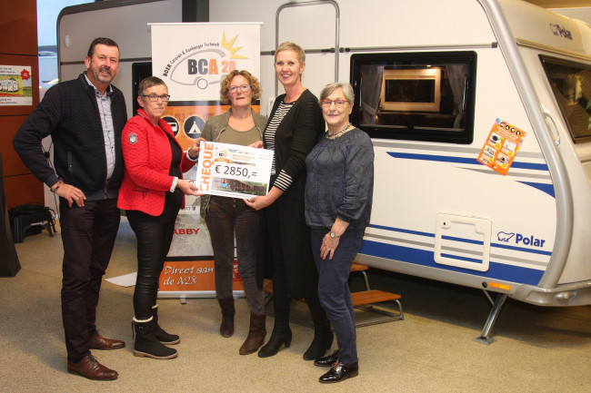 Cheque van € 2850.- voor Hospice Zwolle