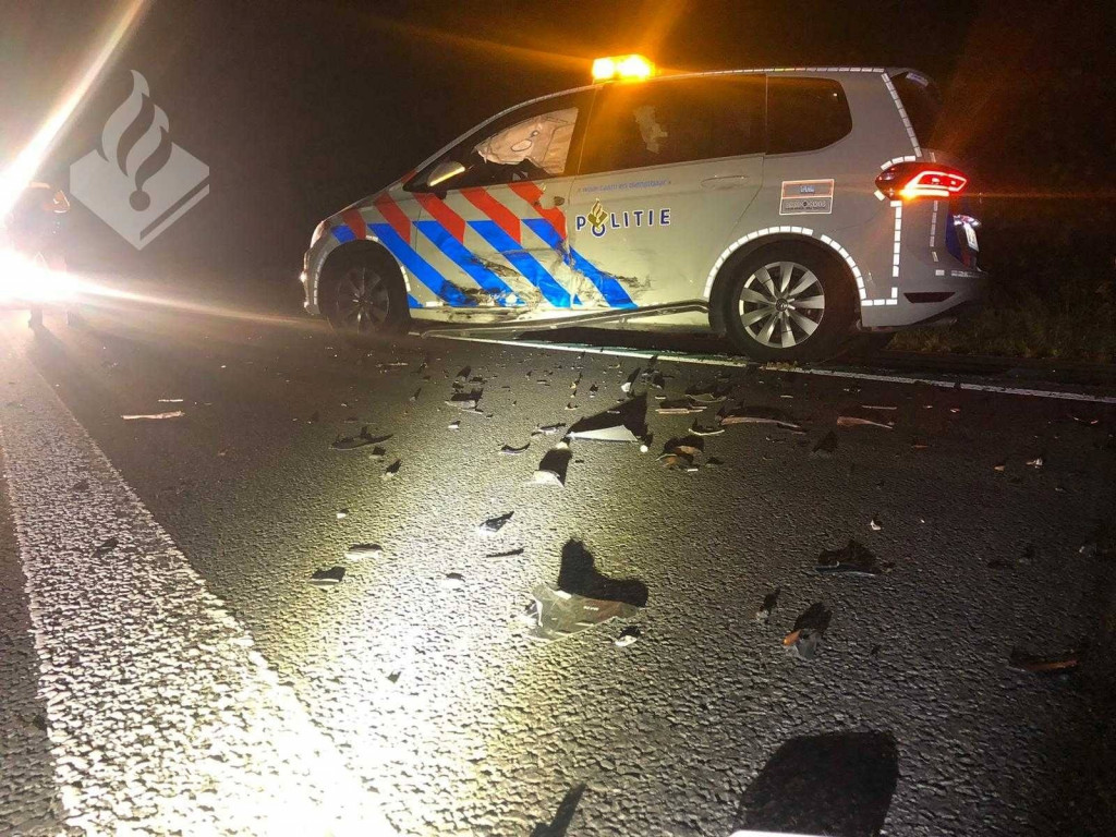 De beschadigde politie-auto.