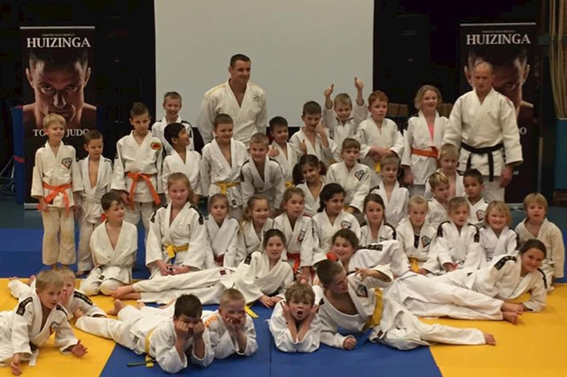 Mark Huizinga met de judojeugd uit Swifterbant.