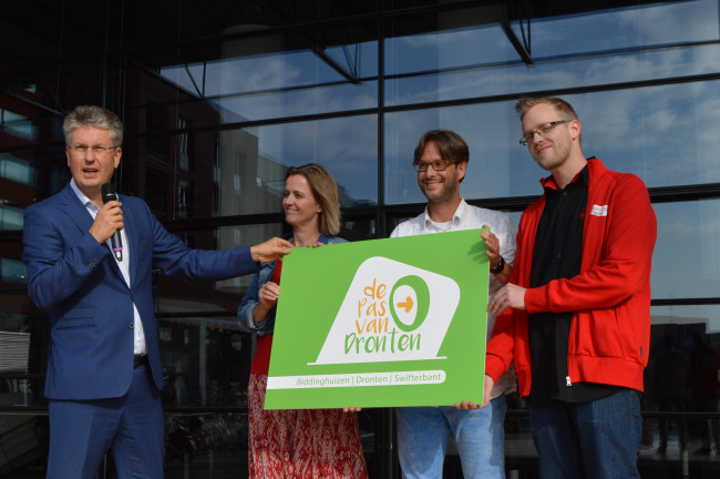 De introductie van de Pas van Dronten door wethouder Dirk Minne Vis (links).