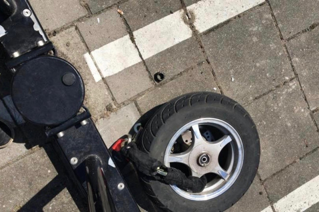 Een inwoner van Swifterbant vond deze week alleen het voorwiel van zijn scooter terug.