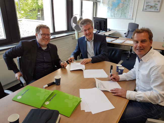 De gemeente Dronten verstrekte de firma Greenet in mei een lening voor de mast aan de Haringweg.