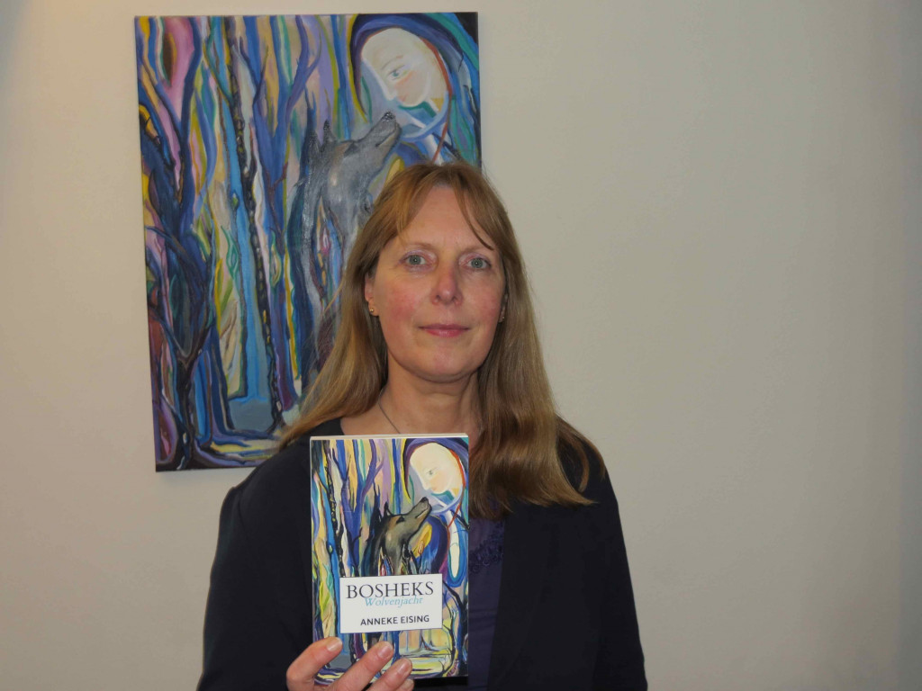 Anneke Eising met haar nieuwste boek.