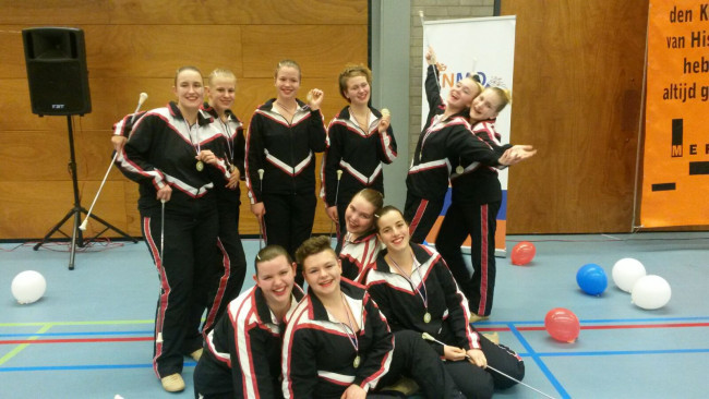 De twirlsters met hun medailles en beker.