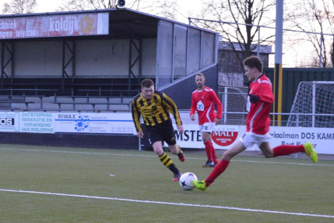 Aanvoerder en trainer BAS steunen kunstgrasplannen