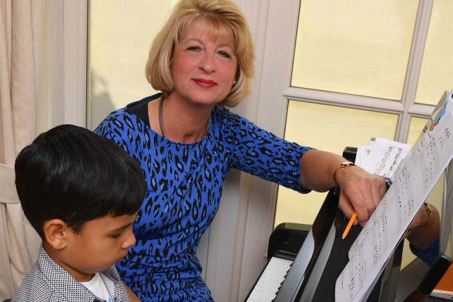 Liesbeth Seppenwoolde met haar jongste leerling Oscar Zecha.