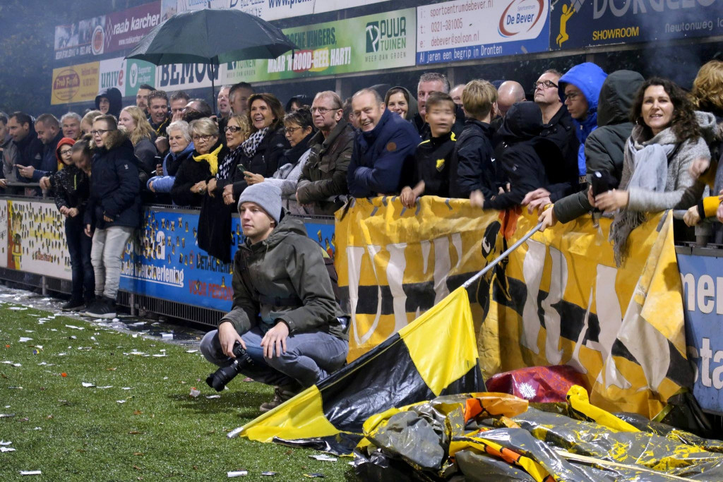 Rijen met DOS-supporters achter het doel bij de derby van 3 november 2019 tussen Go-Ahead en DOS. De eerstkomende derby tussen beide ploegen zal het er ongetwijfeld anders uitzien.