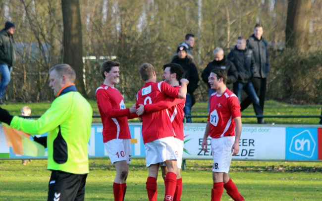 BAS juicht na een goal van Robin Vos (midden)