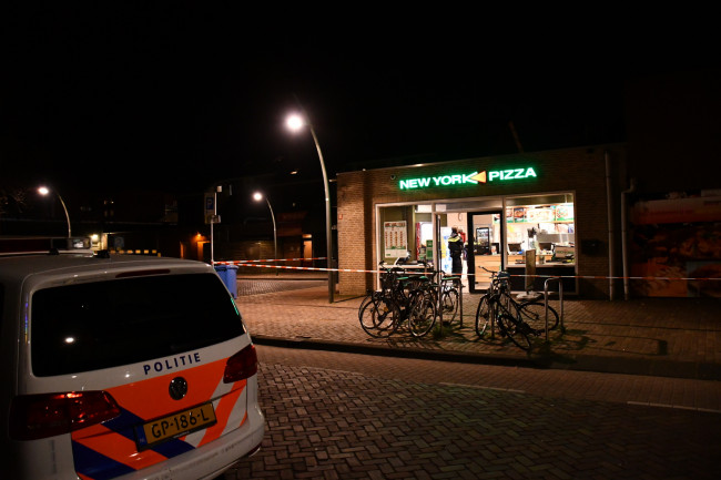Politie bij New York Pizza in Dronten.