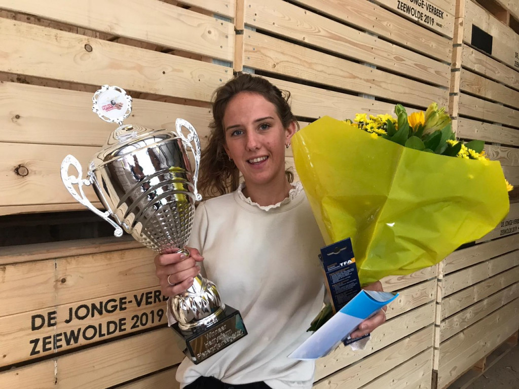 Anna de Jonge met de beker.