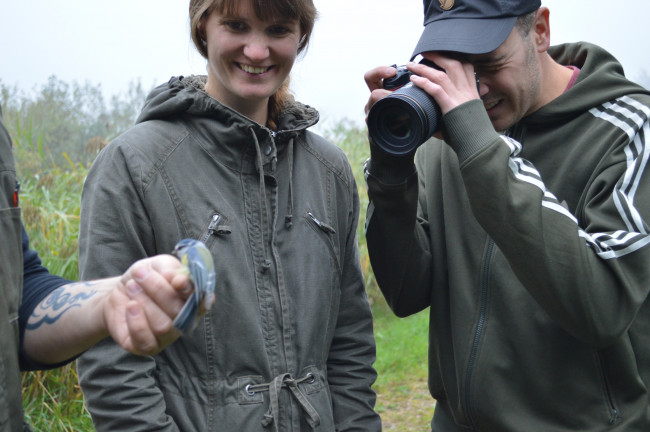 Ron Krol fotografeert een vogeltje.