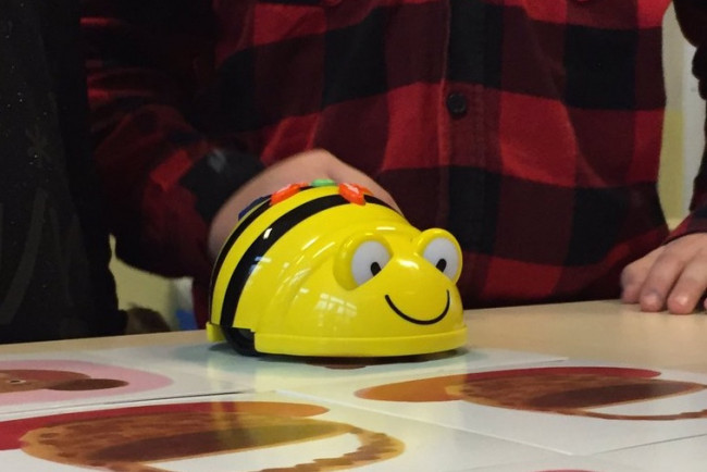 Kinderen programmeren robot en krijgen gratis boek in bibliotheek Swifterbant