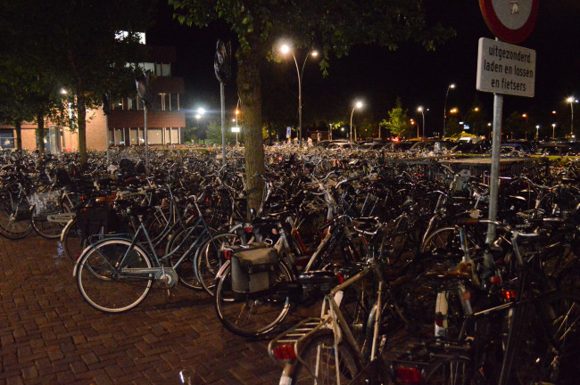 Fietsen in het centrum van Dronten.