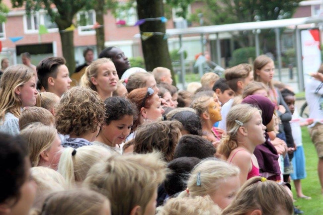 Drukte bij de buitenspeeldag in Swifterbant (2016).