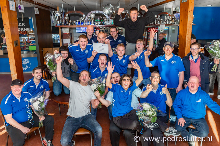 Het G-team van HTC is kampioen! Linksachter trainer Carsten Voerman.