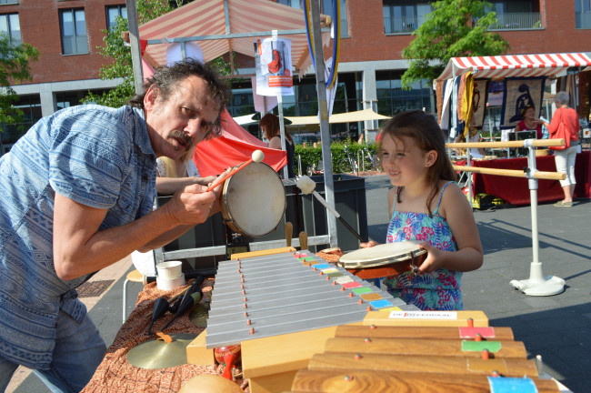 Wim van Lenthe maakt de kinderen enthousiast tijdens het Cultuurfestival.