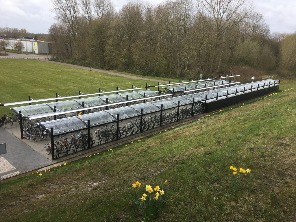 Fietsenstalling bij station Dronten.