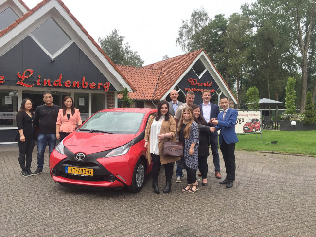 De Toyota Aygo wisselt van eigenaar: familie Klein ontvangt de sleutels van familie Su en compagnons familie Hu in het bijzijn Toyota-dealer Van Leussen