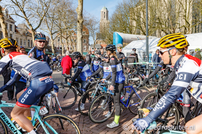 Start op Grote Kerkplein, https://brugnieuws.nl/uploads/c6df2a0bffbf0ec8aa087166e84d115ec4df2beb.jpg