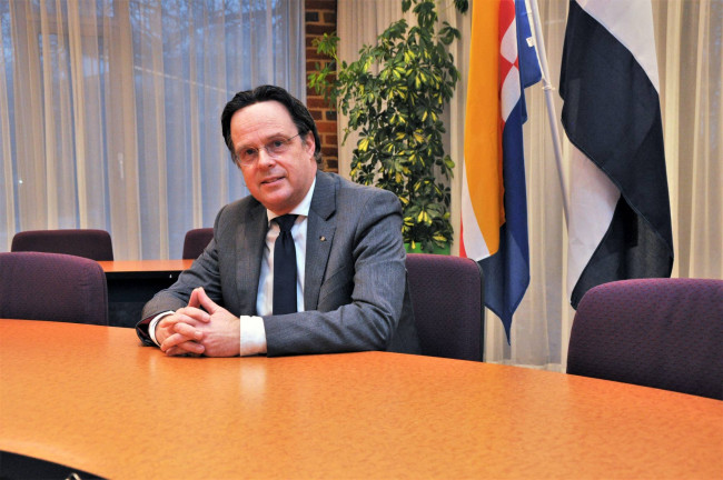 Een archieffoto van burgemeester Bilder in de raadszaal.