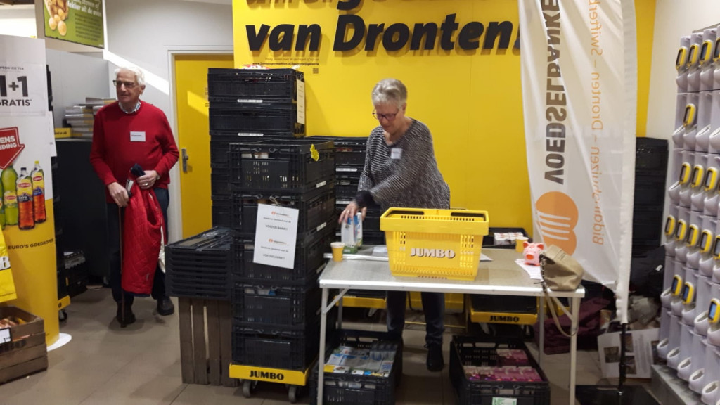 Voedselbank Dronten houdt inzamelactie in Jumbo-supermarkt in winkelcentrum Suydersee