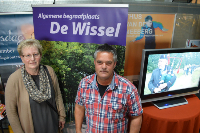 Gerrie Radewalt en Henk Keijzer op de uitvaartbeurs.