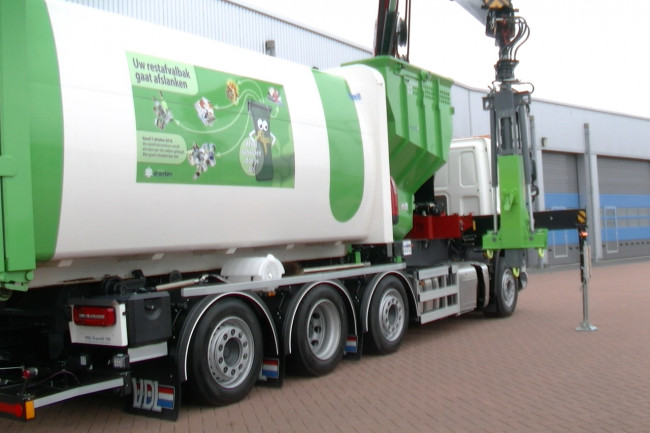 De wagen waarmee de containers worden geleegd.