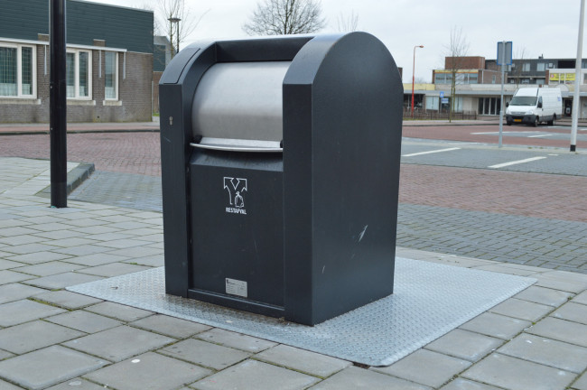 Ondergrondse afvalcontainer in Biddinghuizen.