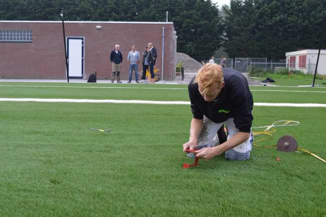 Aanleg van het kunstgrasveld in Swifterbant.