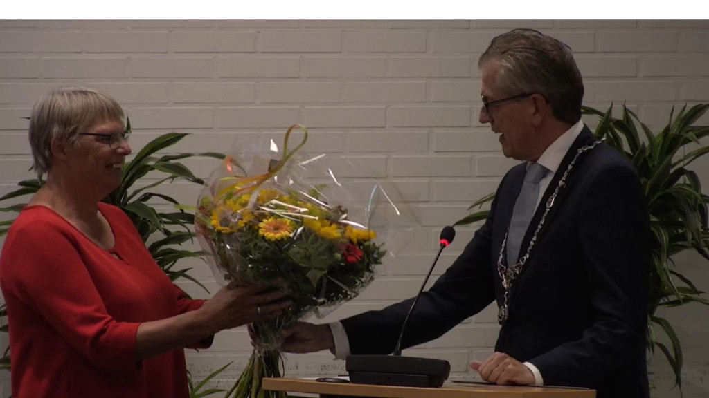 Els van Lopik draagt raadsstokje over aan Jan Klop